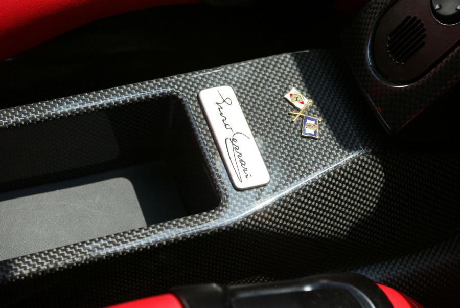 Детали интерьера Ferrari Enzo 2002 года  (фото 41 из 127)